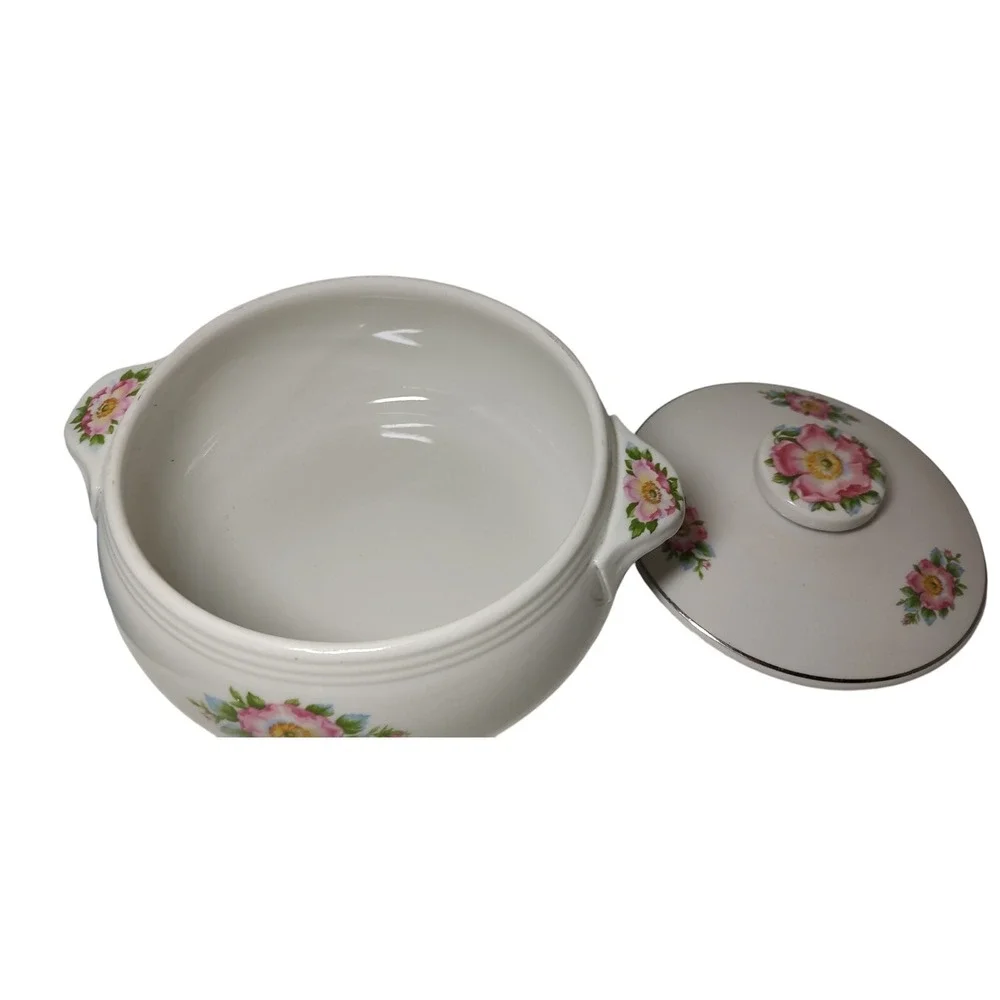 Halls Superior Covered Casserole Dish Quality Kitchenware‎ Rose White Two Quart